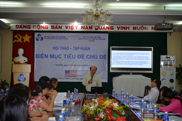 Các báo cáo viên trình bày tham luận về vấn đề Biên mục Tiêu đề chủ đề